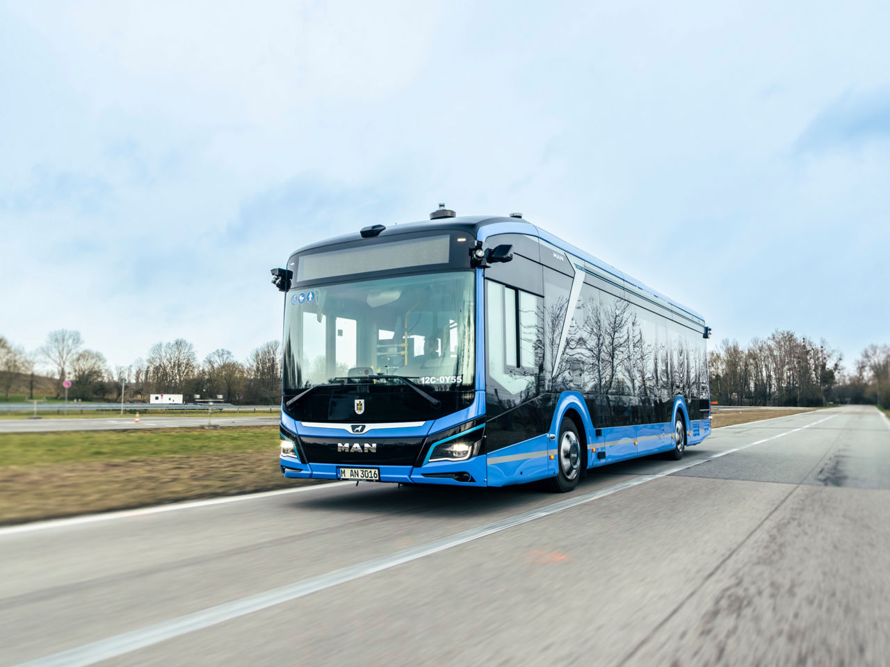 Stadtverkehr der Zukunft: Der vollelektrische MAN Lion's City 12 E fährt im Projekt MINGA automatisiert durch München. 